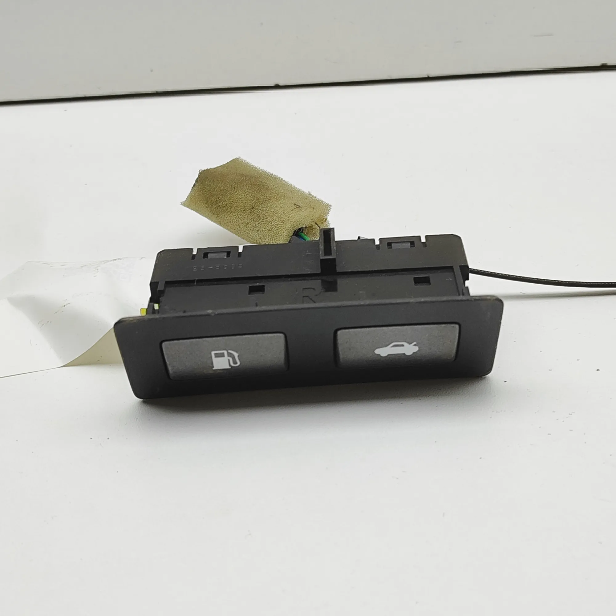 LEXUS LS MK4 XF40 Fuel Flap Trunk Lid Opening Switches 84840-50040-C0 2006