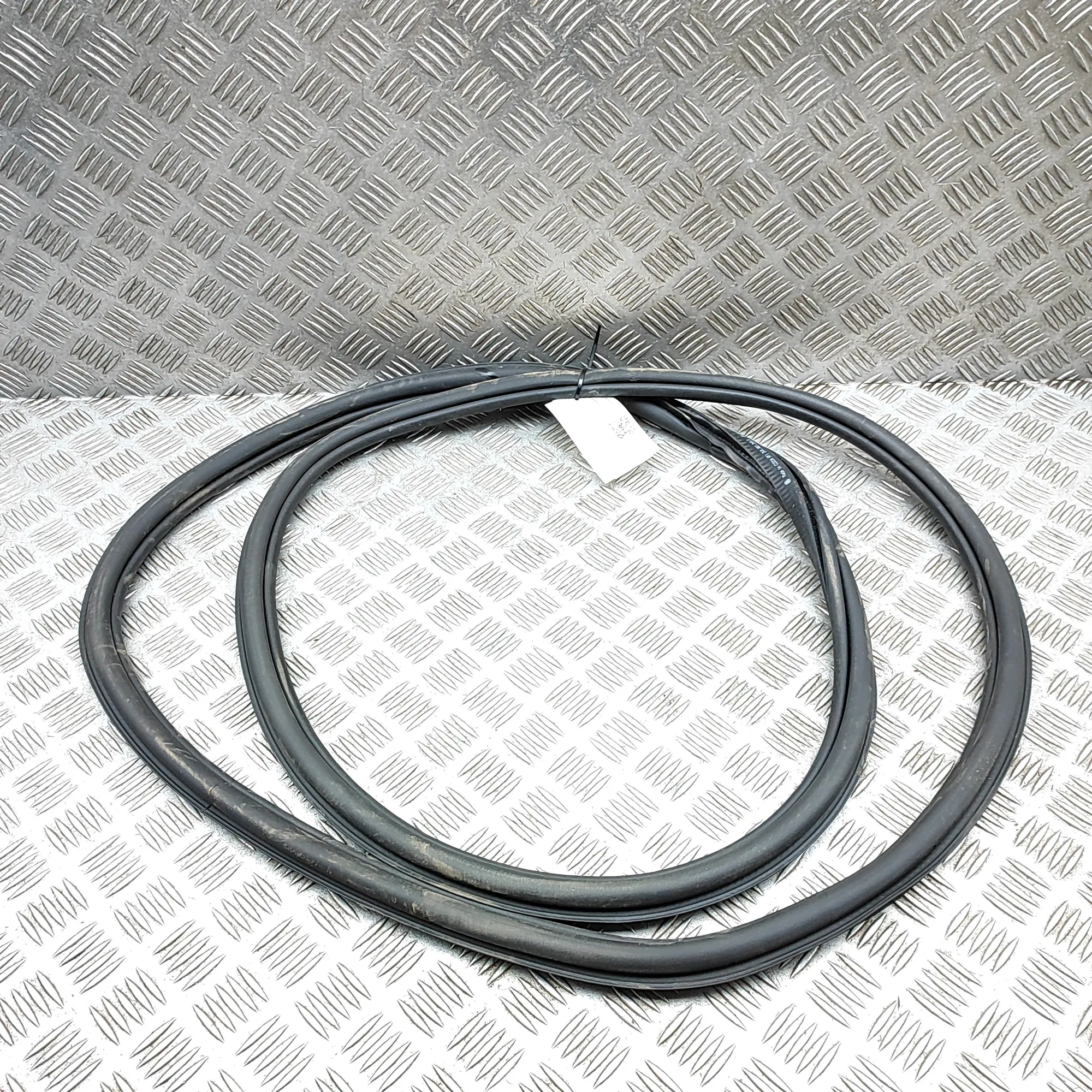 SKODA SUPERB MK3 Estate 3V Front Right Door Seal Rubber 3V0867366B 2021 37495501