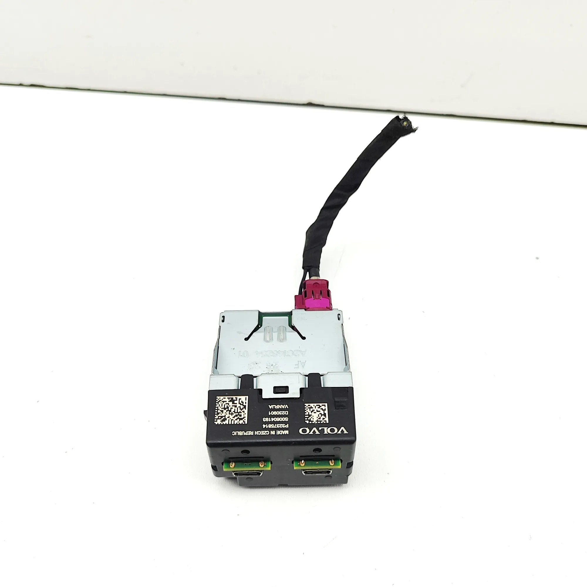 VOLVO XC40 USB Port P32375814 2.0 Hybrid 120kw 2023 37310449