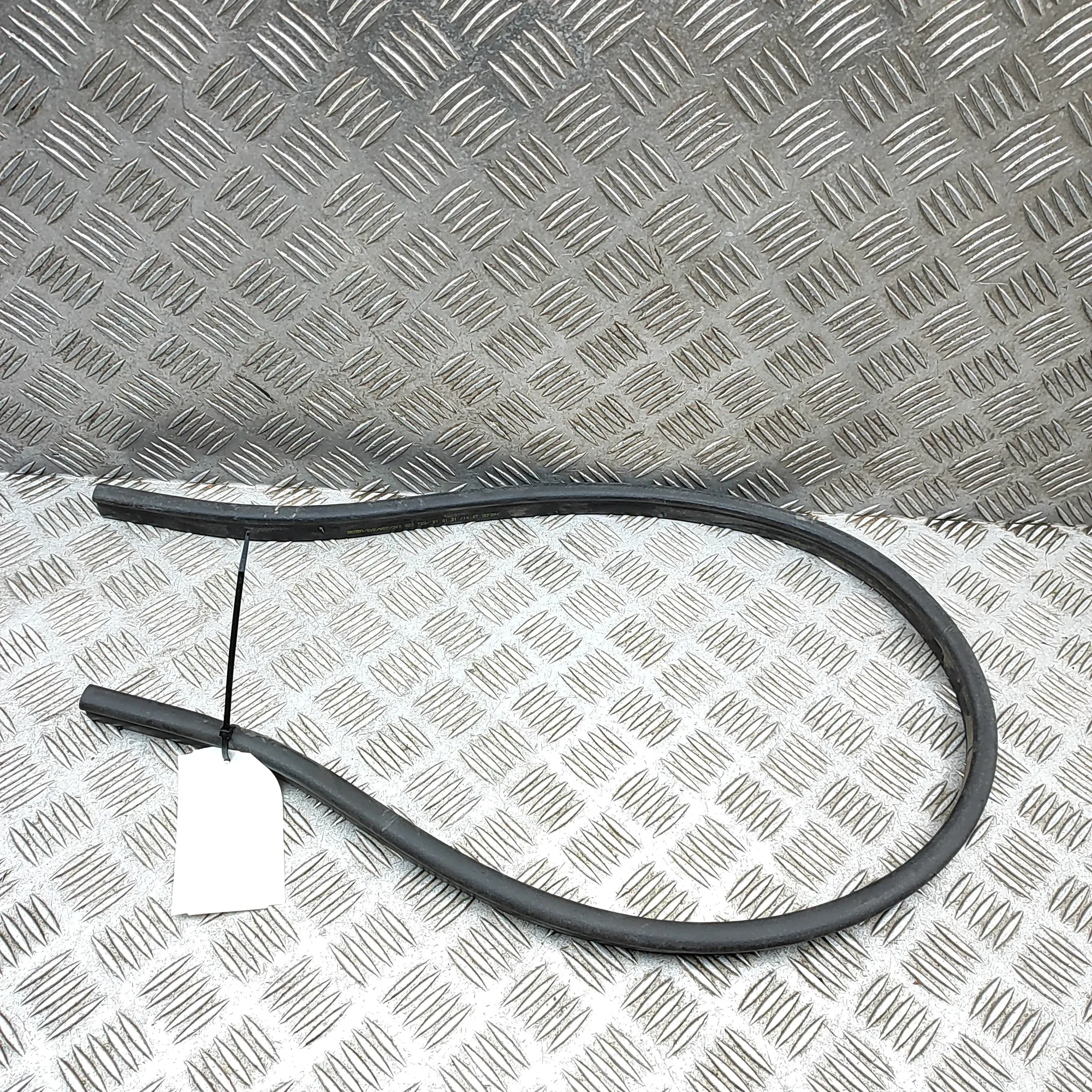 SKODA SUPERB MK3 Estate 3V Engine Rubber Seal 3V0823723 2.0 Diesel 37497426