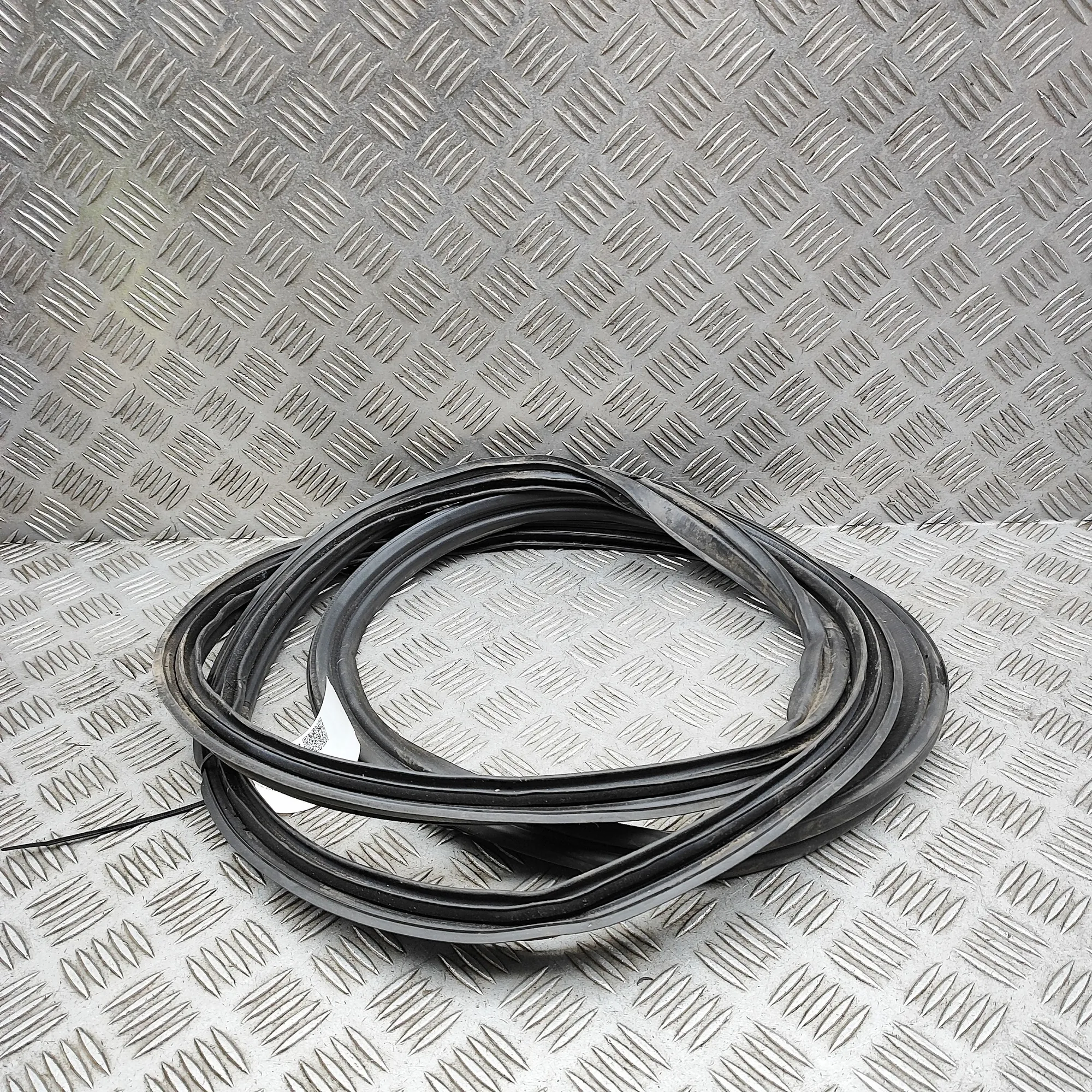NISSAN LEAF ZE1 MK2 Tailgate Rubber Seal 90830-5SK1A Electricity 160kw 2023