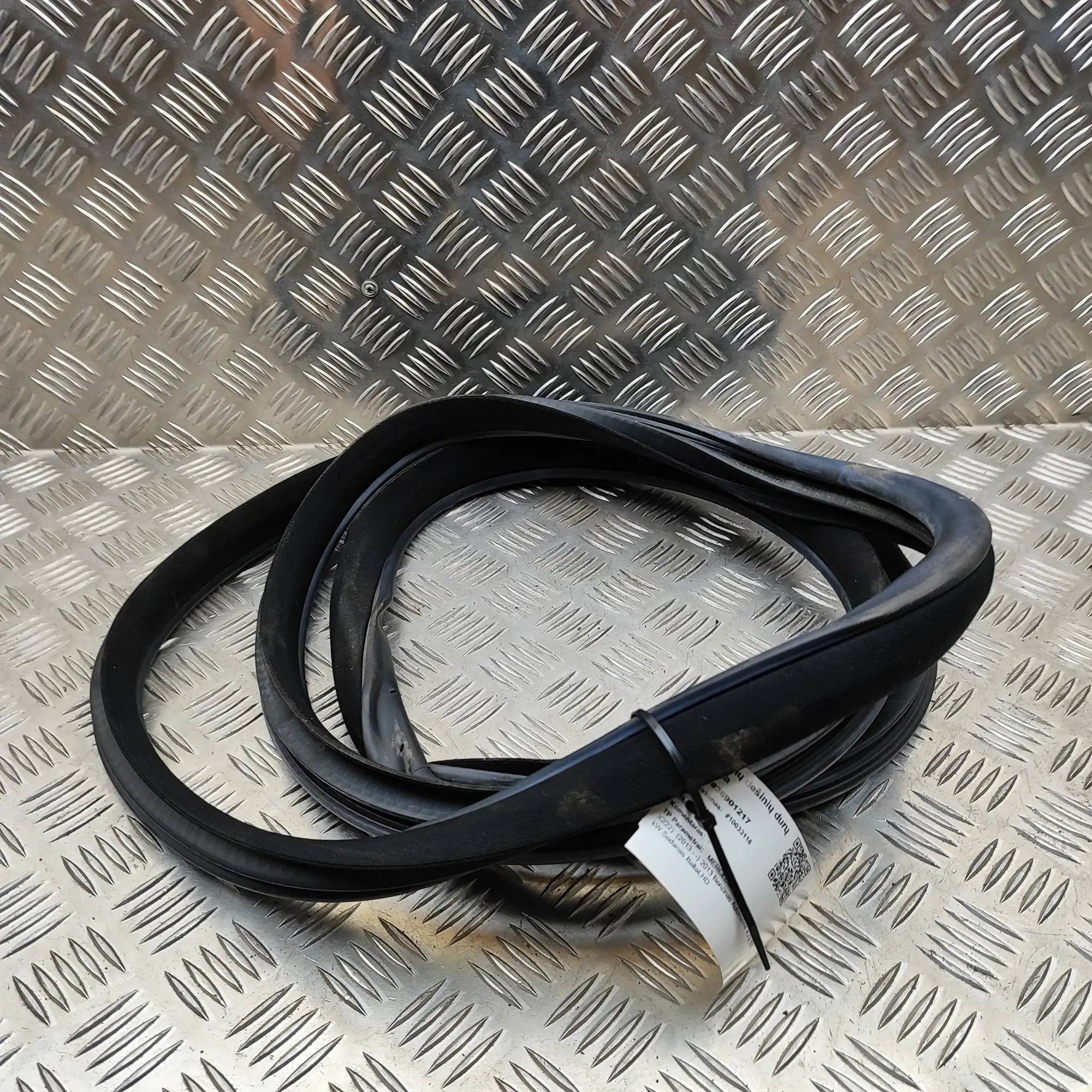 MERCEDES-BENZ S W222 Rear Right Door Seal Rubber A2226970451 36901217