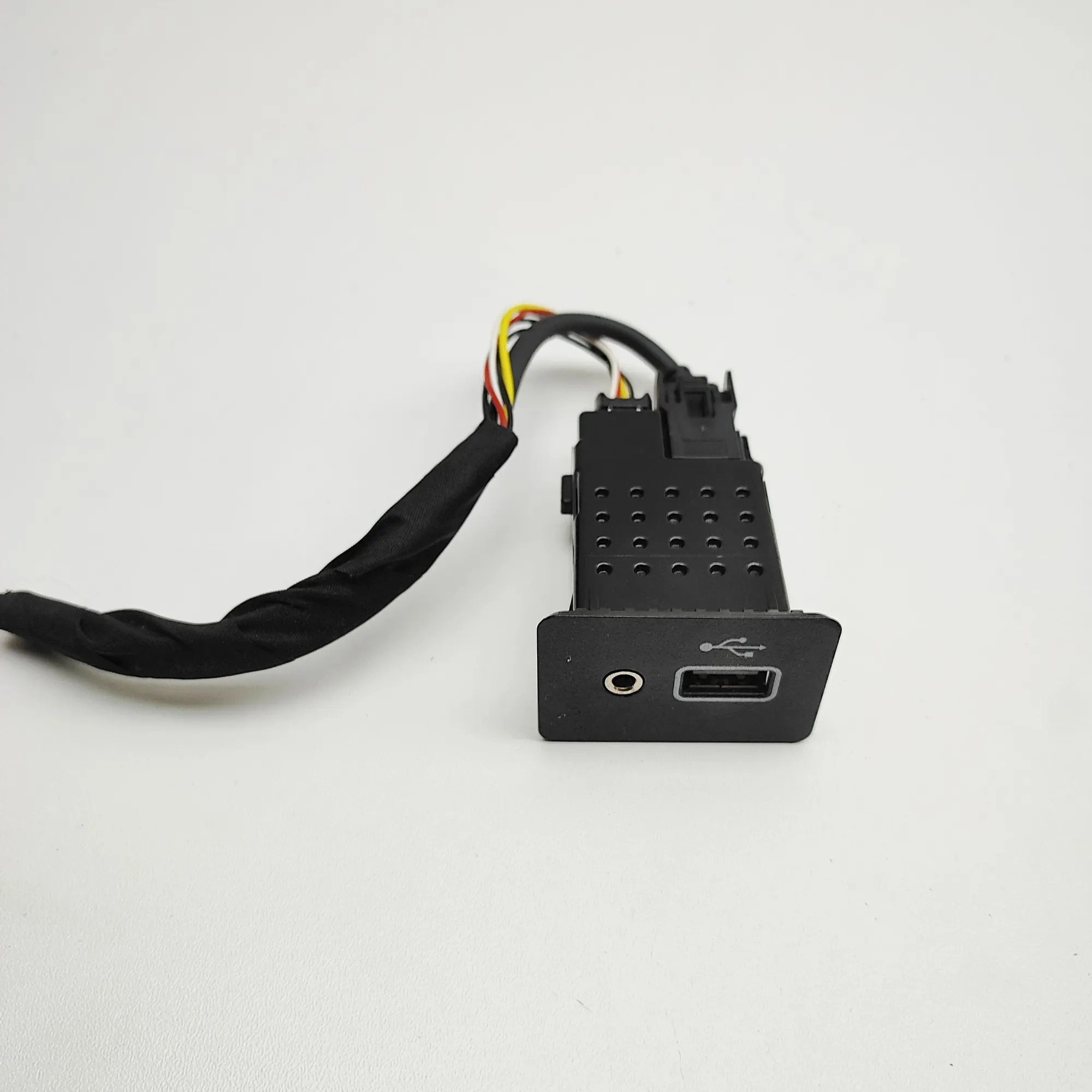 NISSAN LEAF ZE1 MK2 USB Port 284H3-5FA0C Electricity 160kw 2023 37542516