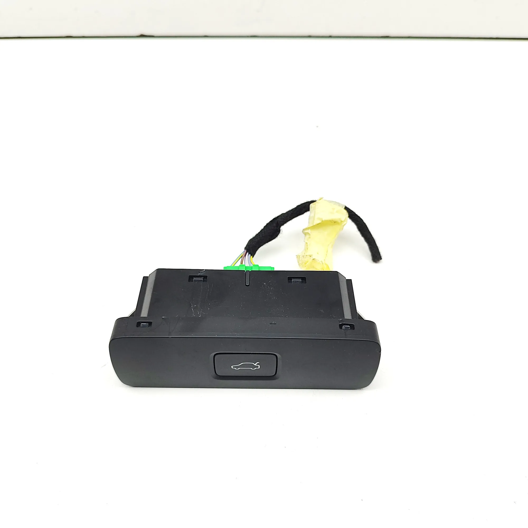 VOLVO XC40 Tailgate Open Switch P32350330 2023 37310456